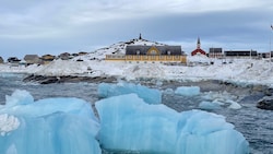 Eisberge im Hafen von Nuuk, die Wahl ist geschlagen.