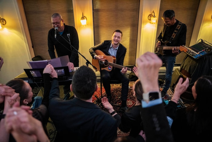 Demokraatit-Chef Nielsen jubelte über den Erdrutschsieg und griff zur Gitarre.