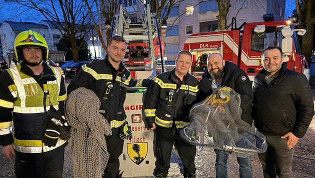 Rettungsteam mit Papagei „Picki“ und den erleichterten Besitzern (Bild: HFW Villach)