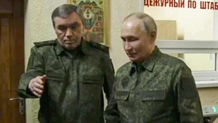 Der russische Machthaber Wladimir Putin (rechts) beim Besuch des Militärzentrums in Kursk