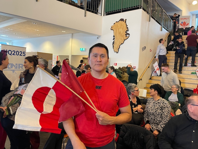 Traurige Tage für diesen Anhänger von Premier Egede mit Grönland-Flagge. (Bild: Gregor Brandl)