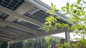 Eine Nische und Spezialität von „Sonnen- kraft“: PV-Dächer mit beidseitiger Verglasung. ...
