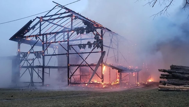 Das Feuer brach in einem landwirtschaftlichen Nebengebäude aus. (Bild: Kerschbaummayr Werner)