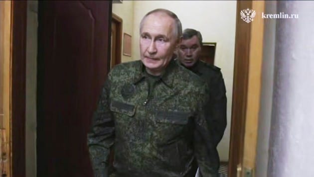 Putin trat in der Region Kursk in Uniform auf. (Bild: AP/Kreml)