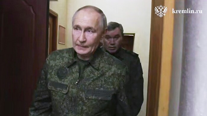 Wladimir Putin begab sich in Militäruniform in die Region Kursk – Beobachter werteten das als ...