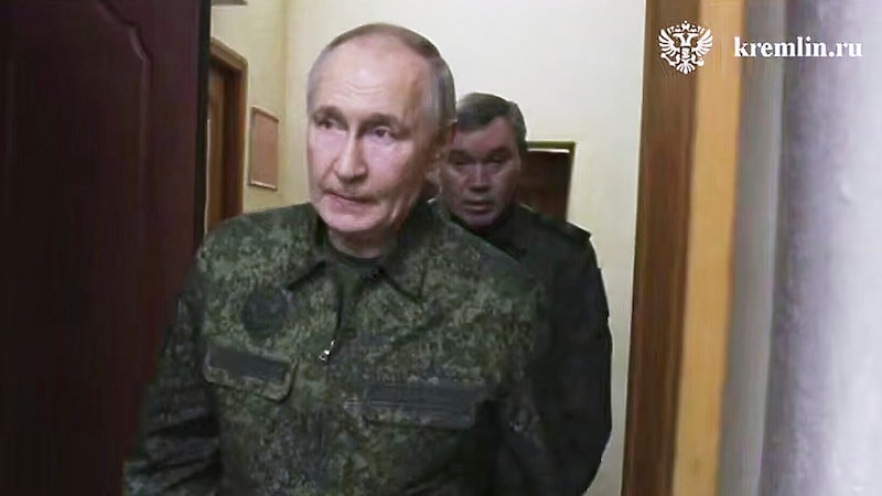 Vladimir Putin went to the Kursk region in military uniform - observers saw this as a clear sign that he is not yet ready for peace. (Bild: APA/AP)