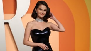 Selena Gomez machte einem Fan ein ganz besonderes Geschenk: Sie verkaufte ihren B-Diamantring, mit dem sie einst ihre Liebe zu Benny Blanco öffentlich gemacht hatte. (Bild: APA/AFP/Michael Tran)