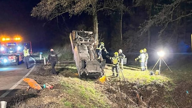 Einsatzkräfte musste das verunfallte Auto wieder aufstellen (Bild: FF Rottenegg)