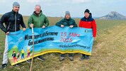 Karl Wilfing, am Bild mit Wanderstock, mit den Organisatoren des größten Sportevents der Region.