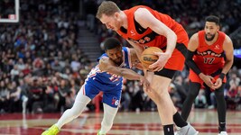 Jakob Pöltl (r.) im Duell mit Philadelphias Jared Butler (Bild: AP/ASSOCIATED PRESS)