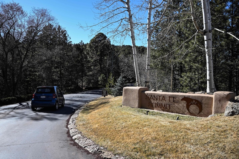 The driveway to the couple's property. (Bild: AFP/RONALDO SCHEMIDT)