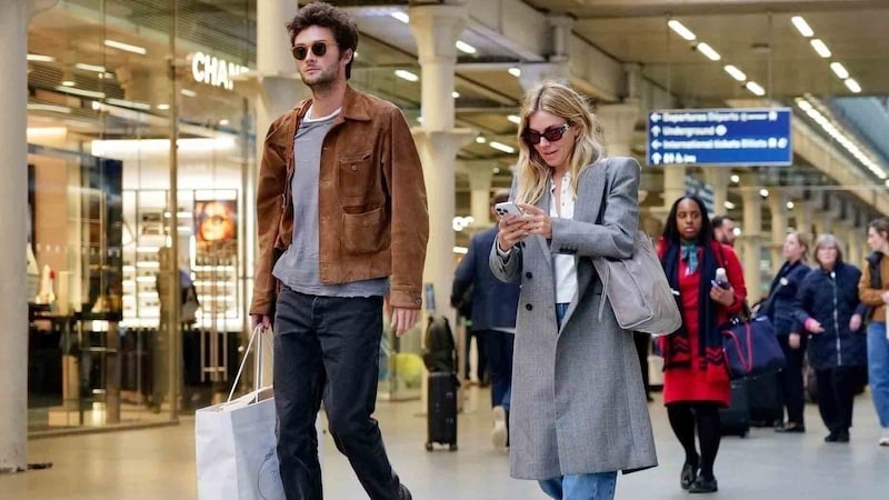 Sienna Miller is happy with her boyfriend Oli Green. The couple had a daughter last year. (Bild: PPS/www.photopress.at)