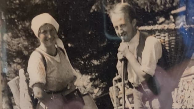 Da war die Welt noch in Ordnung: Maria Peskoller im Jahr 1936 beim Schwarzbeeren- pflücken in den Görtschacher Wiesen in Osttirol. (Bild: Helga Emperger)