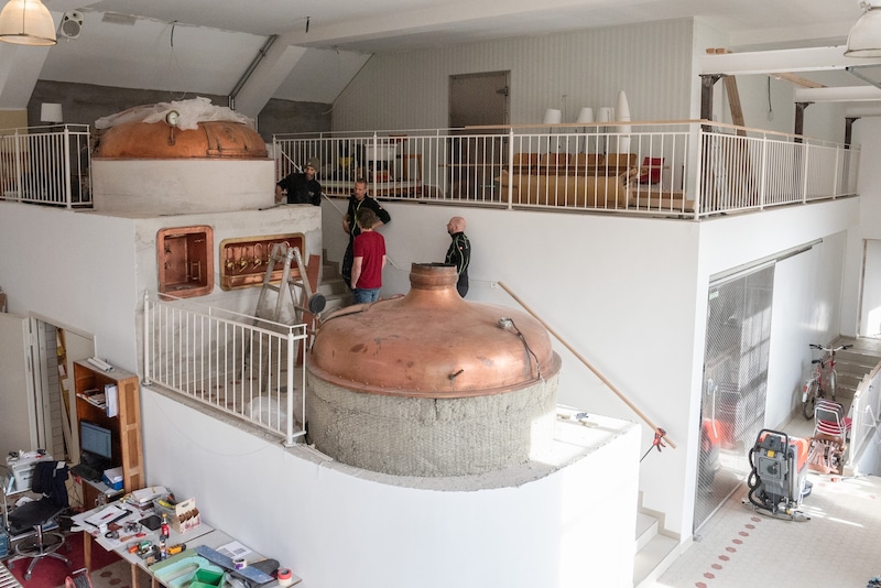 Essen und trinken und dabei dem Bier beim „arbeiten“ zuschauen. Die Bierbrauerei ist in der Gaststube des „Raxbräus“ integriert.  (Bild: Seebacher Doris)