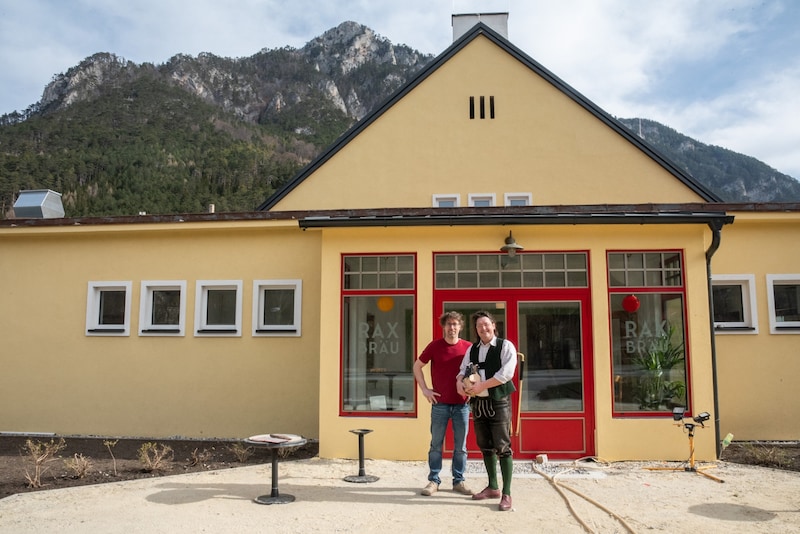 Kurz vor der Talstation der Raxseilbahn und vor der Einfahrt ins beliebte Motorrad- und Ausflugsparadies Höllental eröffnet am 21. März das „Raxbräu“ seine Pforten. Niko Sindelar und Sasza Hauser freuen sich auf zahlreiche Besucher. (Bild: Seebacher Doris)