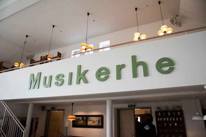 Nach dem Kinobetrieb diente das „Raxbräu“ als Musikerheim. Der Schriftzug soll als Erinnerung ...