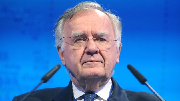 Ein Bild von Walter Schwimmer aus dem Jahr 2012 während seiner Rede bei der Jahresversammlung des Center for Global Dialogue . (Bild: APA/HERBERT PFARRHOFER)