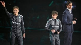 Teamchef Wolff mit George Russell und Kimi Antonelli. (Bild: Copyright 2025 The Associated Press. All rights reserved)