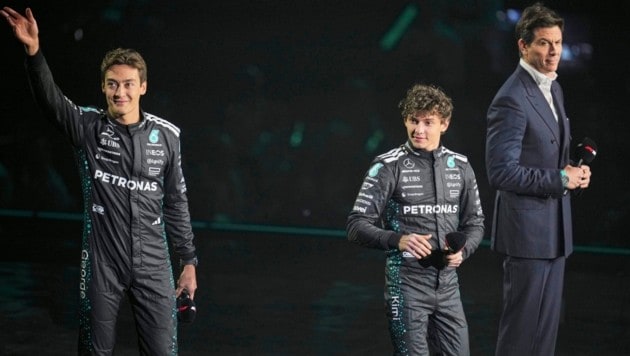 Teamchef Wolff mit George Russell und Kimi Antonelli. (Bild: Copyright 2025 The Associated Press. All rights reserved)