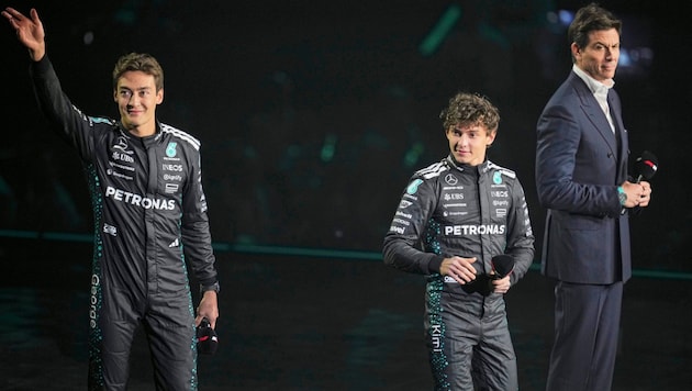 Teamchef Wolff mit George Russell und Kimi Antonelli. (Bild: Copyright 2025 The Associated Press. All rights reserved)