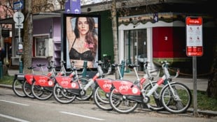 Mit dem Verleih der City Bikes wird der Betreiber wohl nicht reich, nachdem 93 Prozent der Fahrten, weil unter 30 Minuten, gratis sind. Wie sieht’s aber mit den Werbedisplays aus? (Bild: Wenzel Markus)