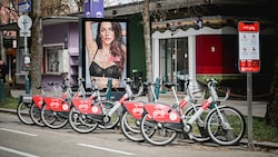 Mit dem Verleih der City Bikes wird der Betreiber wohl nicht reich, nachdem 93 Prozent der Fahrten, weil unter 30 Minuten, gratis sind. Wie sieht’s aber mit den Werbedisplays aus? (Bild: Wenzel Markus)