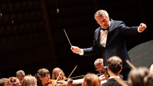 Markus Poschner (still) conducts the Bruckner Orchestra Linz (Bild: Oliver Erenyi)