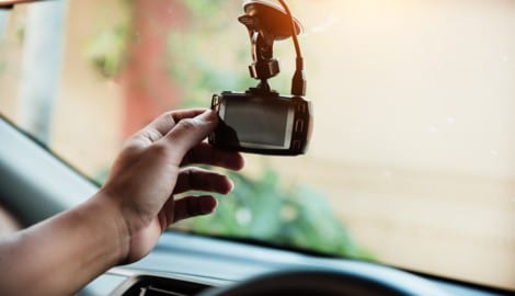 Uneingeschränkt eingesetzt werden dürfen Autokameras hierzulande nicht: Es gelten strenge Regeln für eine Nutzung. (Bild: Watcharin - stock.adobe.com)