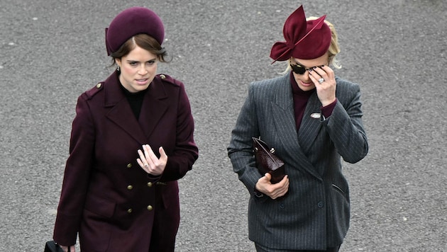 Prinzessin Eugenie von York (l.) und Zara Tindall stimmten am zweiten Tag des Cheltenham Festivals ihre Outfits aufeinander ab. (Bild: AFP/JUSTIN TALLIS)