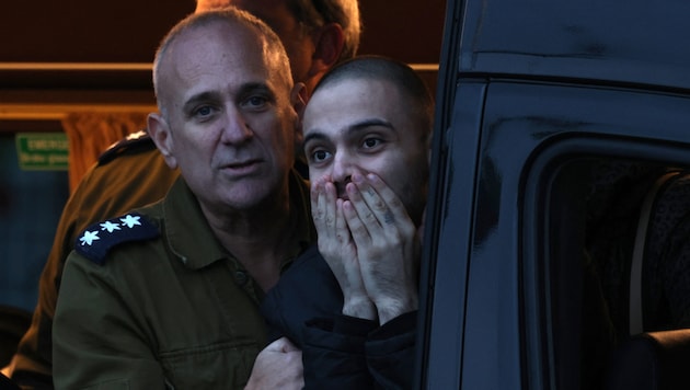 Omer Wenkert after his release (r.) (Bild: AFP )