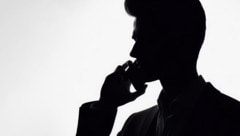 Unbekannte Anrufer (Symbolbild), zunächst eine angebliche Polizistin und dann ein Staatsanwalt, ...