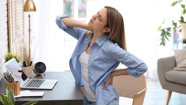 Incorrect posture and lack of movement are common causes of back pain. (Bild: stock.adobe.com null)