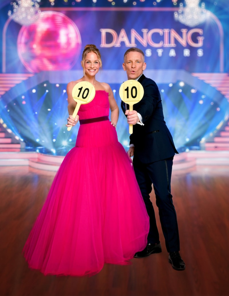 Mirjam Weichselbraun und Andi Knoll führen die nächsten Wochen durch „Dancing Stars“. (Bild: ORF)