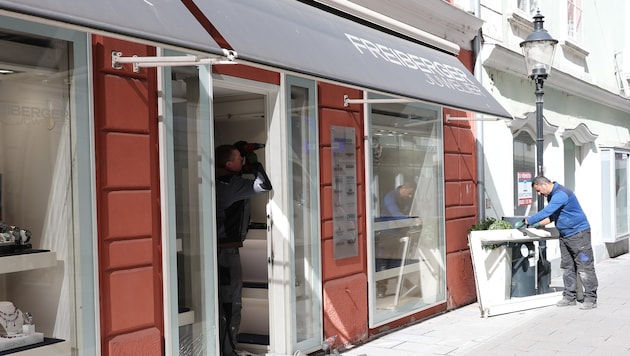 Several jewelers in Austria have already fallen victim to the Rammbock gang. Now, a month after the gang leader escaped from prison, there has been another robbery in Wiener Neustadt. The "Krone" was at the scene of the crime. (Bild: Bissuti Kristian)