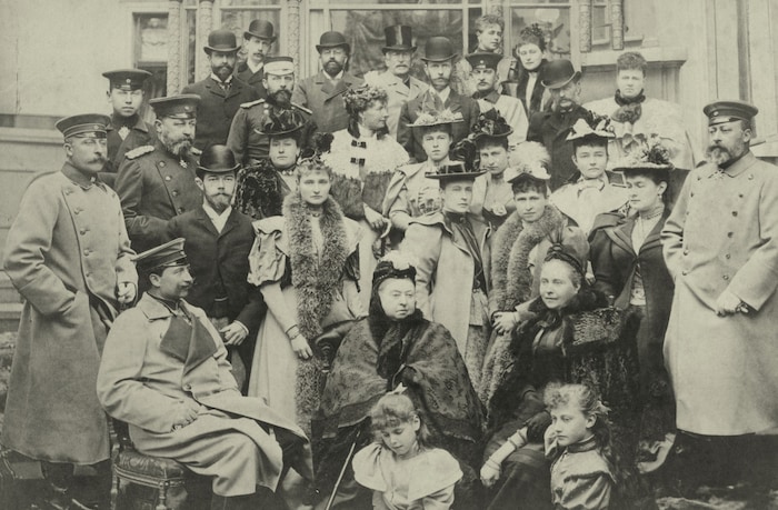 Royales Familienbild anlässlich eines Treffens bei Queen Victoria: Vorne Mitte Königin Victoria, ...