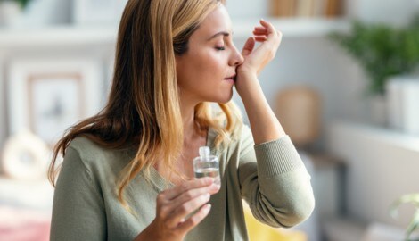 Regelmäßiges Riechen an Düften kann helfen, den Geruchssinn wieder herzustellen. (Bild: stock.adobe.com null)