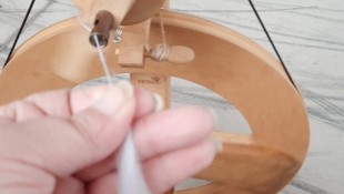 In einem Workshop kann man auch ins Spinnen hineinschnuppern. Aber Vorsicht! Nicht an der Nadel ...