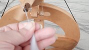 In einem Workshop kann man auch ins Spinnen hineinschnuppern. Aber Vorsicht! Nicht an der Nadel ...