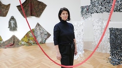 Šejla Kamerić in ihrer Ausstellung im Francisco Carolinum, links hinten, die besagte Jacke... (Bild: Farbwerk/Liz Blur)