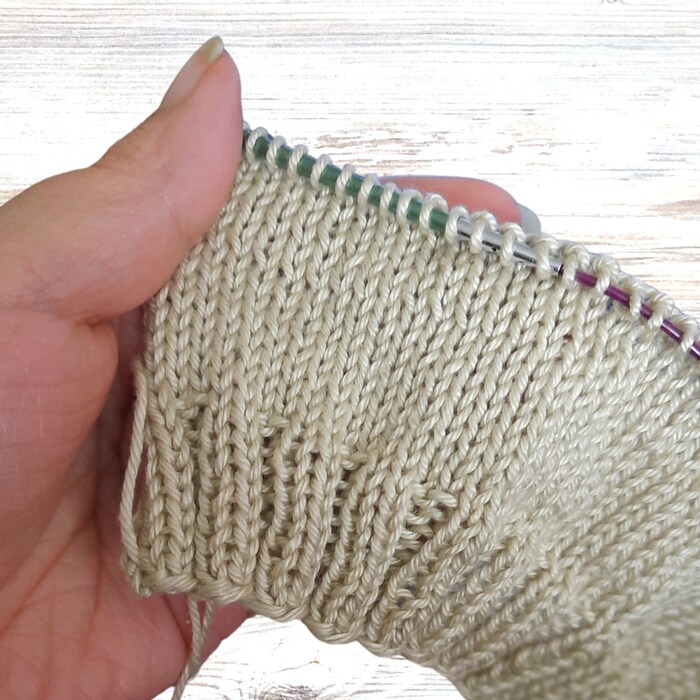 Various techniques, such as patchwork or Entrelac knitting, are also demonstrated. But you can also knit "normally" in a very relaxed way. 