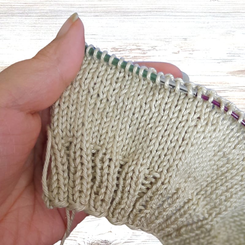 Verschiedene Techniken, wie Patchwork oder Entrelac Stricken werden auch gezeigt. Man kann aber auch ganz gemütlich „normal“ stricken.   (Bild: Barbara Indra)