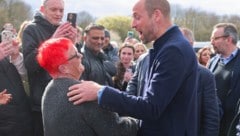 „So tolle Haare hätte ich auch gerne“, begrüßte Prinz William die rothaarige Lady.  (Bild: AP/Chris Jackson)