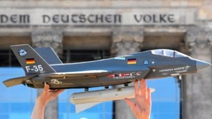 Als die Regierung in Berlin im Frühling 2022 entschied, US-amerikanische Kampfjets vom Typ F-35 anzukaufen, gab es Proteste von Friedensaktivisten. Nun betrachten auch Militärs den Jet skeptisch – aber aus anderen Gründen. (Bild: AFP/TOBIAS SCHWARZ)