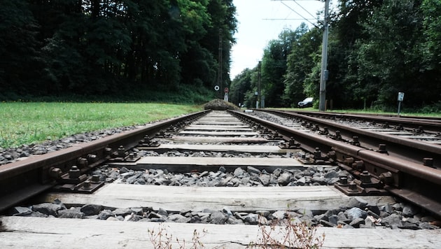 Kurz bevor ein Zug das Auto auf den Gleisen rammte, konnte sich eine Frau in Sicherheit bringen. (Bild: Pail Sepp)