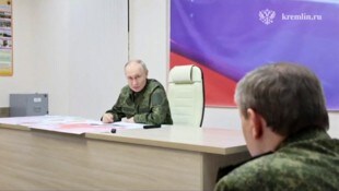 Ein deutliches Signal: Putin trat zum ersten Mal seit der Invasion in Uniform auf.