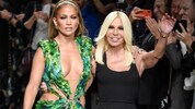 Für Kreationen wie Jennifer Lopez‘ legendärem Dschungelkleid ist Donatella Versace gefeiert ...