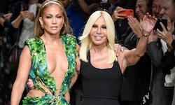 Für Kreationen wie Jennifer Lopez‘ legendärem Dschungelkleid ist Donatella Versace gefeiert ...