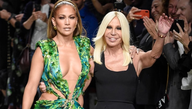 Für Kreationen wie Jennifer Lopez‘ legendärem Dschungelkleid ist Donatella Versace gefeiert worden. Jetzt tritt die Designerin als Kreativdirektorin von Versace zurück.  (Bild: Viennareport)