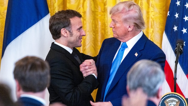 This is unlikely to please "buddy" Emmanuel Macron. (Bild: SHAWN THEW/EPA)