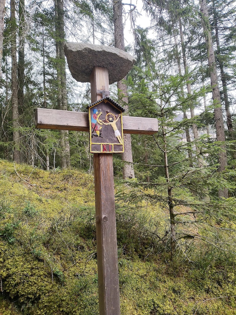 A Way of the Cross lines the ascent route for a long time. (Bild: Peter Freiberger)